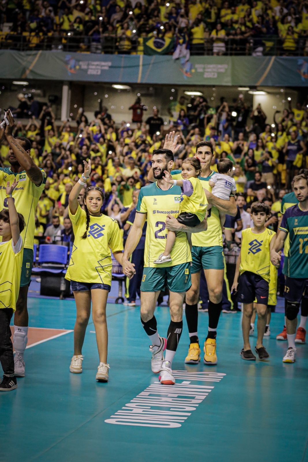 Vôlei: crianças em tratamento no IMIP entram com jogadores da seleção brasileira