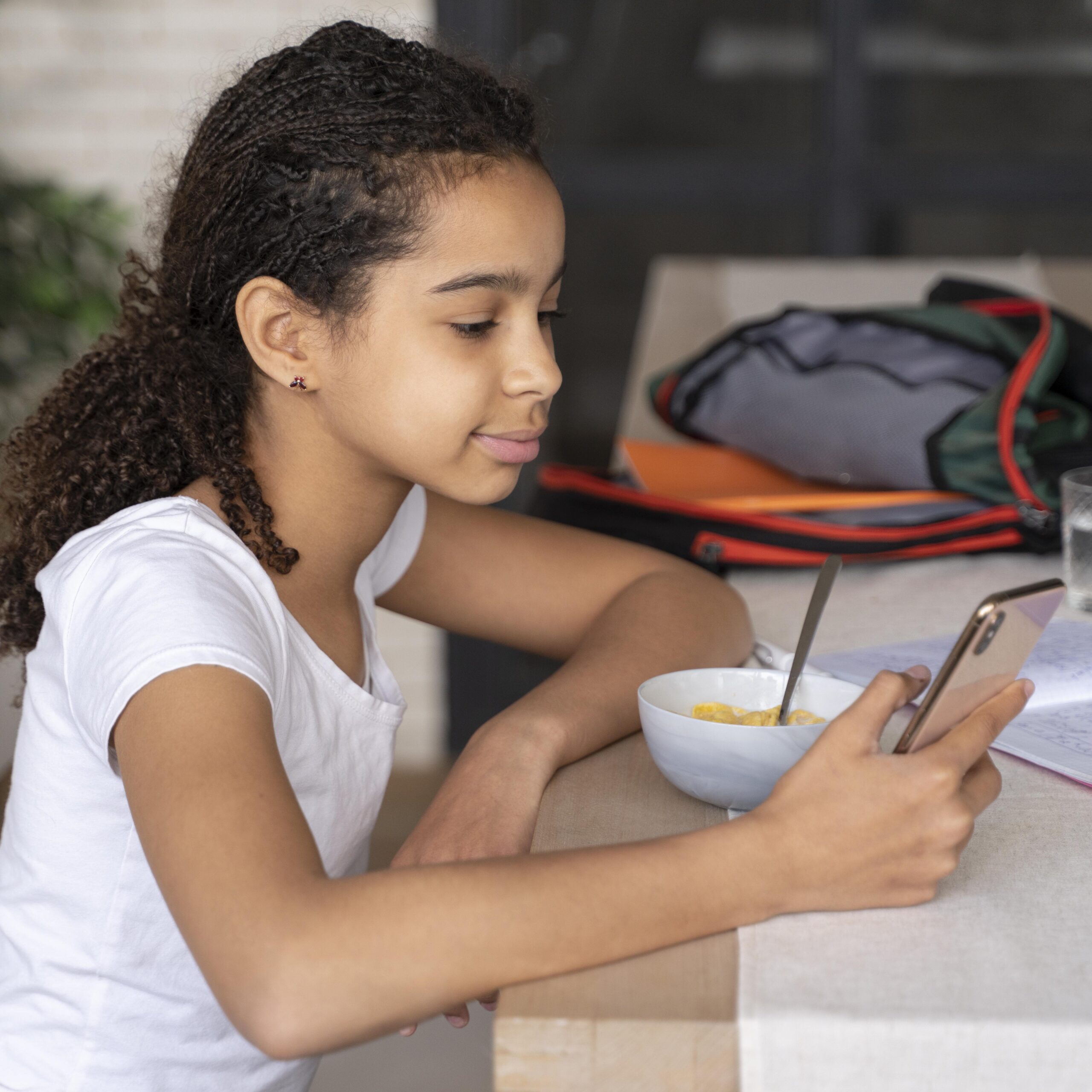 Celulares proibidos nas escolas: especialista do IMIP destaca benefícios para a saúde mental dos jovens