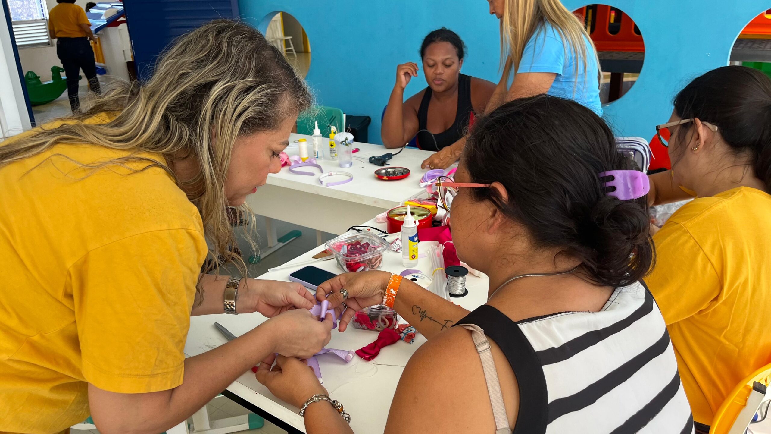 Voluntários do IMIP ofertam curso de confecção de laços e tiaras para mães de pacientes internados na Instituição