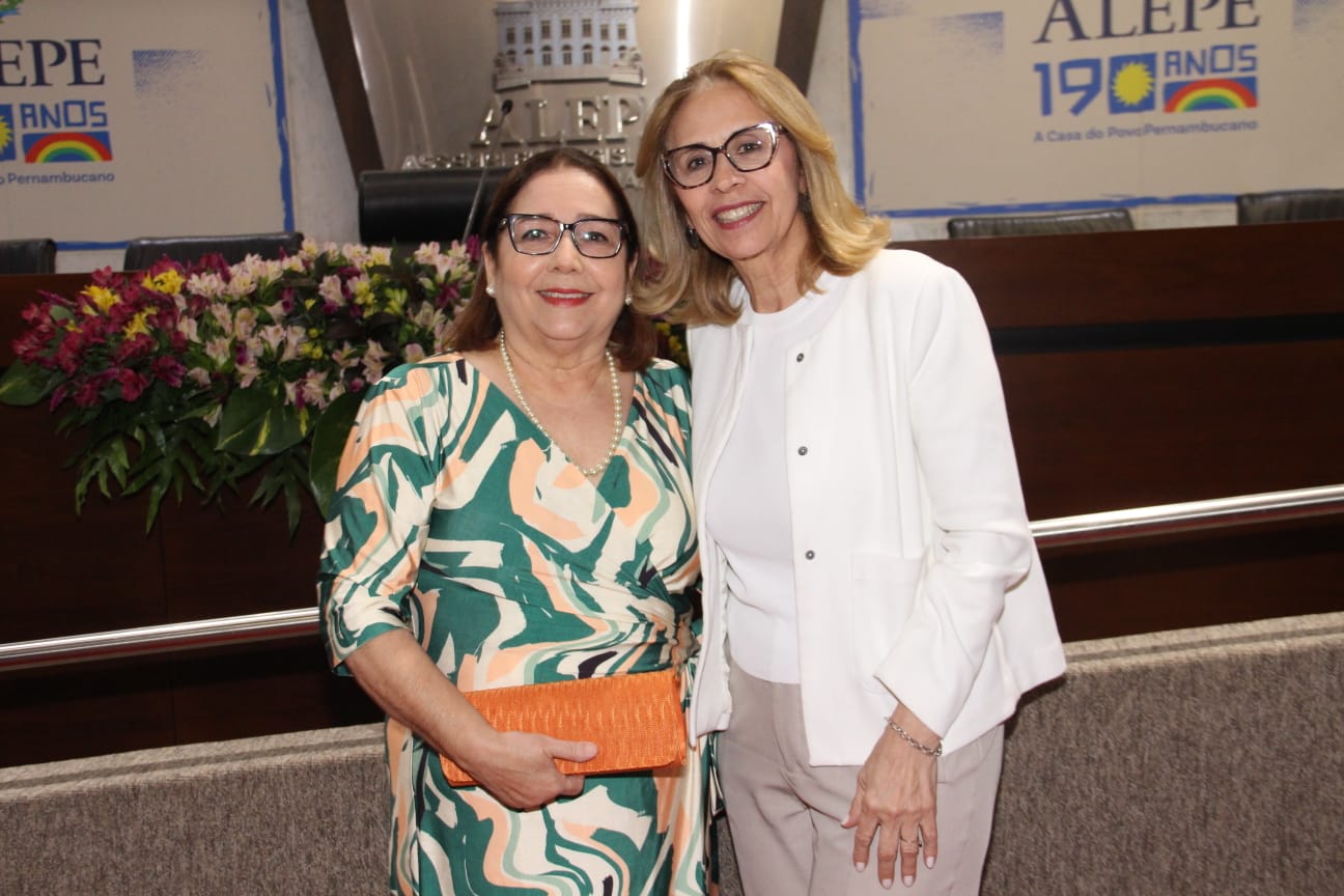 Homenagem: Vilneide Braga recebe medalha Joaquim Nabuco na Alepe