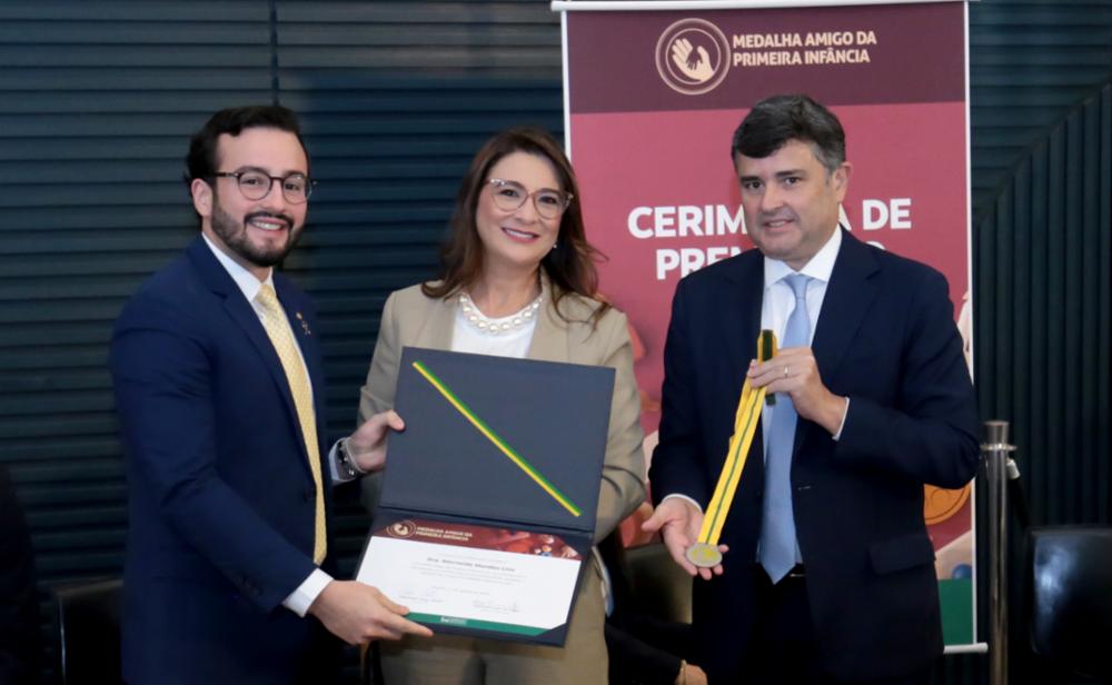 A oncologista Mecneide Mendes Lins recebe Medalha Amigo da Primeira Infância em cerimônia na Câmara dos Deputados