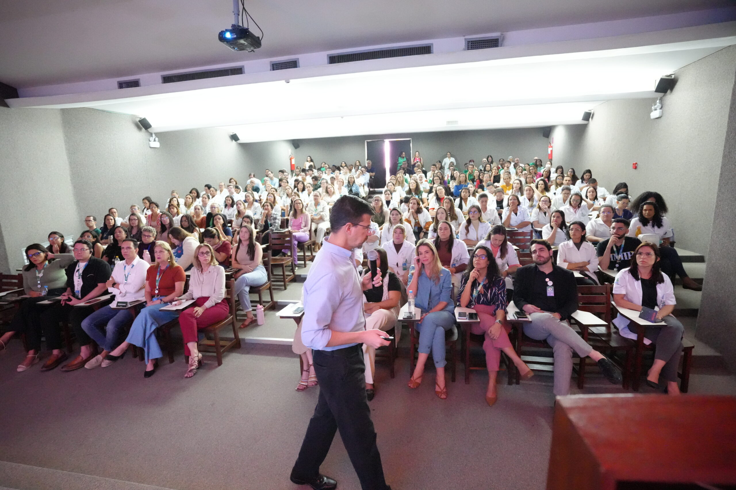 Em alusão ao Setembro Laranja, IMIP promove palestra sobre Segurança do Paciente com comandante de voos internacionais da Azul