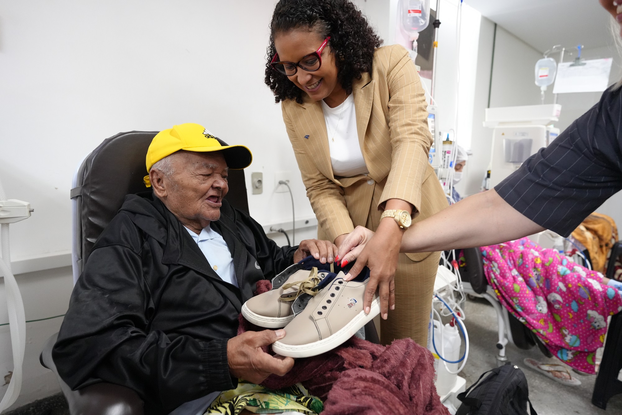 IMIP recebe doação de 700 pares de sapatos para pacientes internados na Instituição