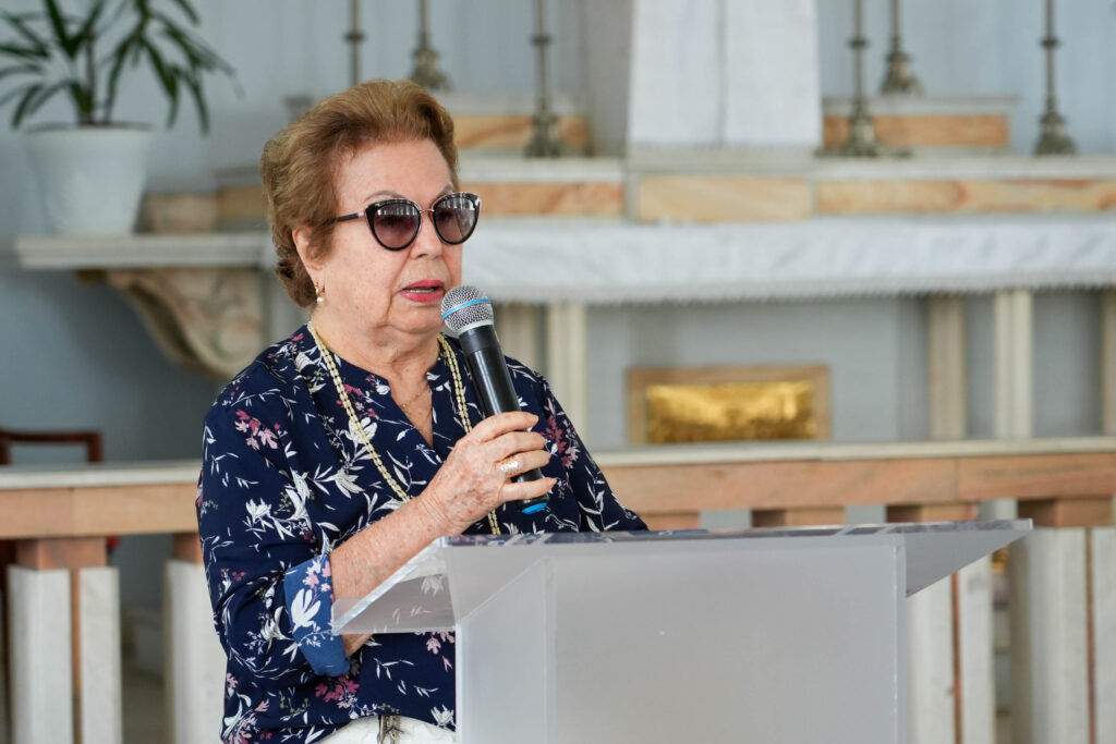 Coordenadora do voluntariado do IMIP, Rejane Leão, faz uso da palavra durante a celebração. Foto: Léo Lima / IMIP