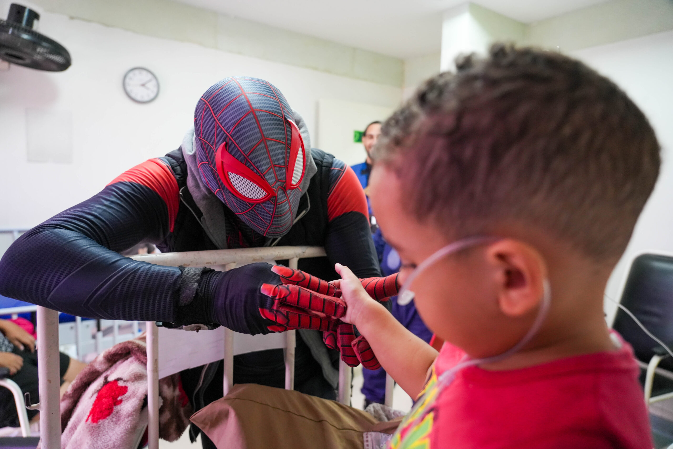 Super-heróis levam alegria a crianças no IMIP em ação voluntária