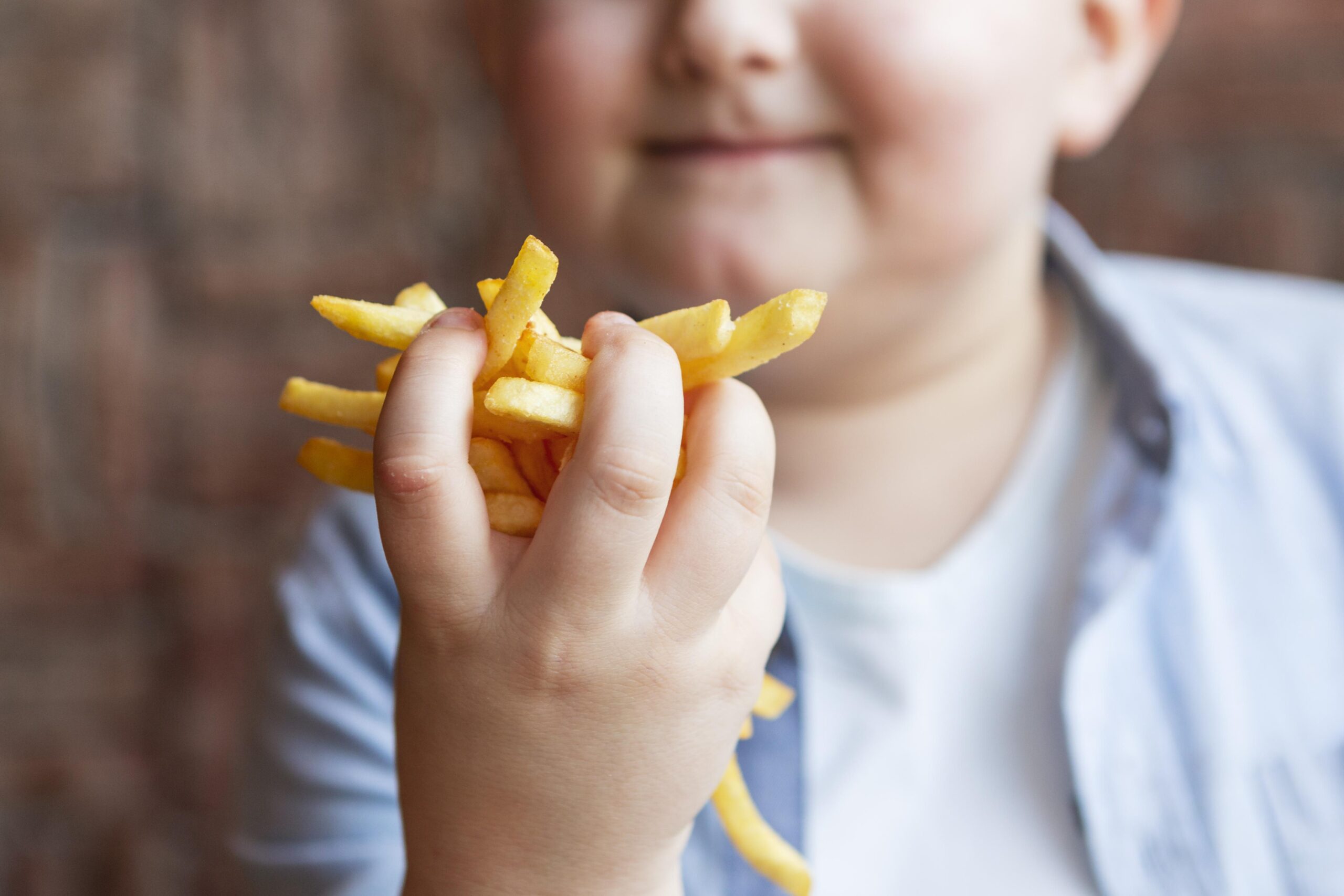 Embora fatores genéticos possam influenciar o desenvolvimento da obesidade, o ambiente em que as crianças vivem hoje tem papel decisivo nesse cenário. Foto: Freepik